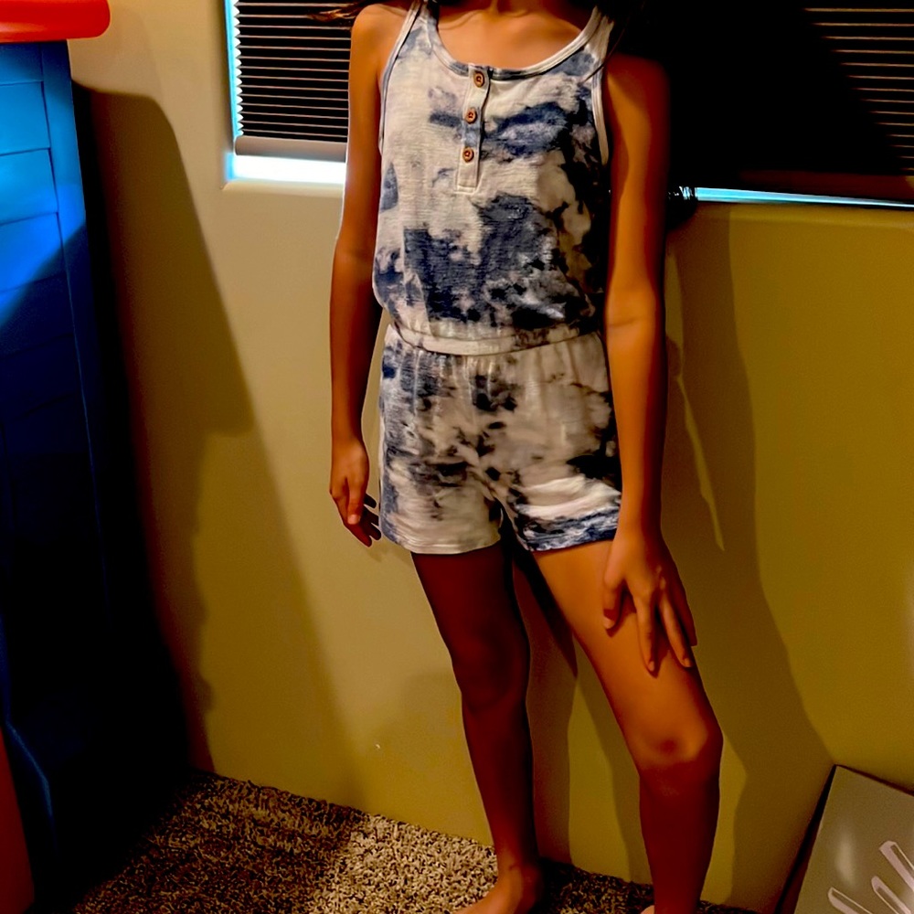Old navy romper size eight (VERY COMFORTABLE)
